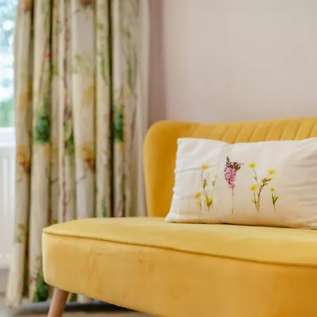 Redwood Rise At The Lairbeck Apartment